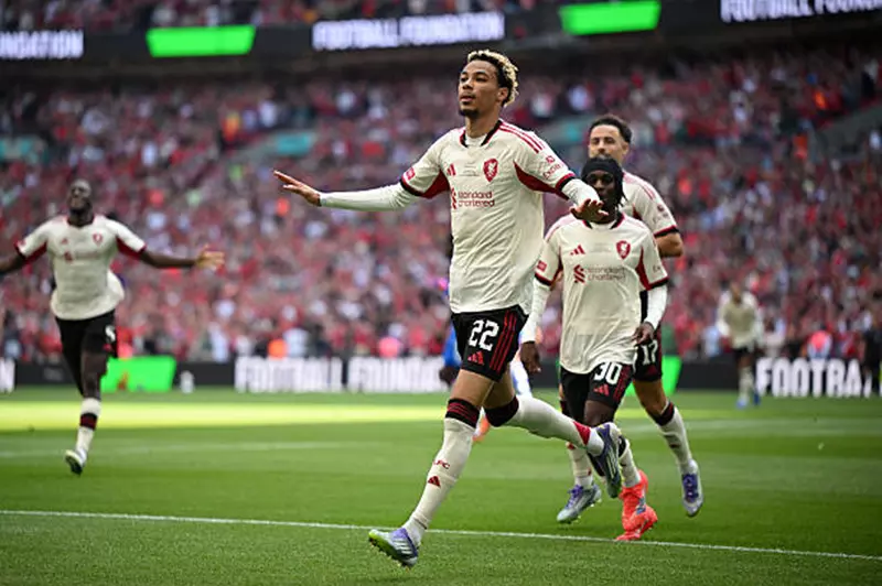 إيكيتيكي يبرز تألقه بتسجيل هدف في أول مباراة رسمية مع ليفربول